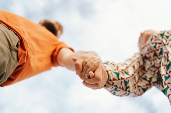 “Yakışıklı Mısırcı” Gündemi İlişkilerde Çekim ve Bağ Dinamiklerini Yeniden Tanımlıyor